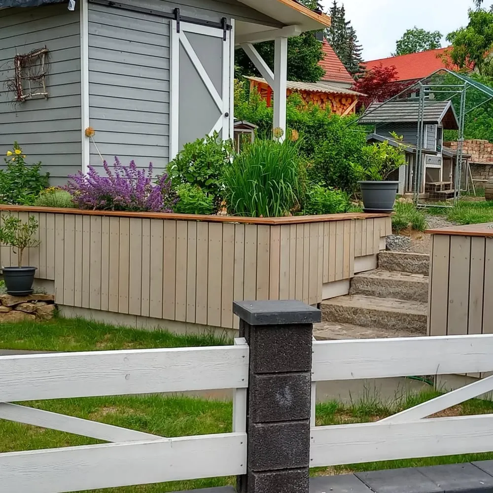 Gartenanlage mit Lärchen-Verkleidung und Abdeckung