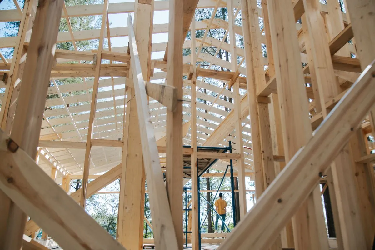Holzrahmen im Dachgeschoss-Rohbau