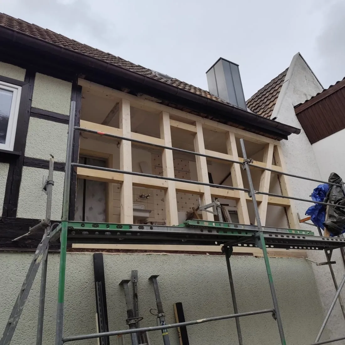 Fachwerkhaus bei der Erneuerung des Holzgefaches – Projekt von MDW Holz & Ausbau